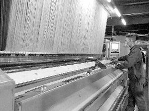 青海紡織業(yè) 火熱生產(chǎn)編織年末 豐收?qǐng)D